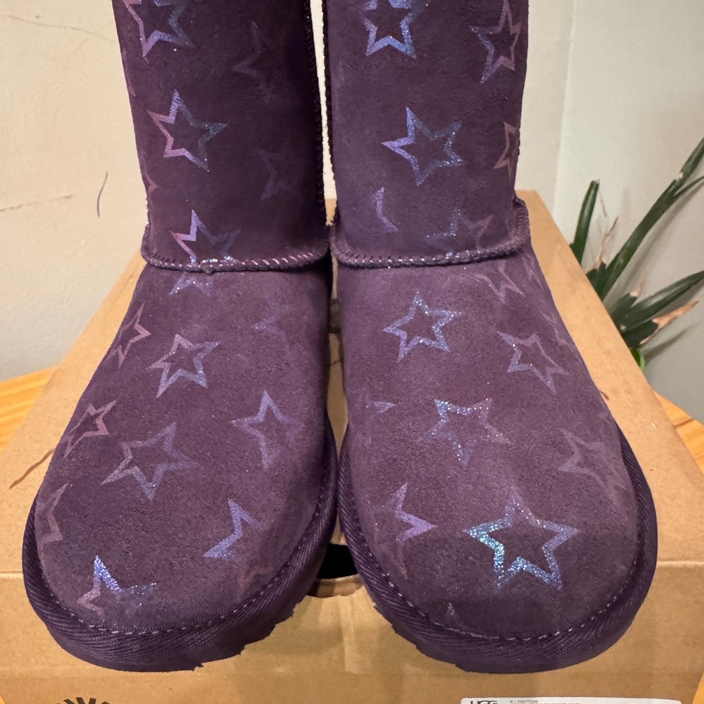 NWOT UGGS Girls iridescent purple with Stars - Picture 3 of 6
